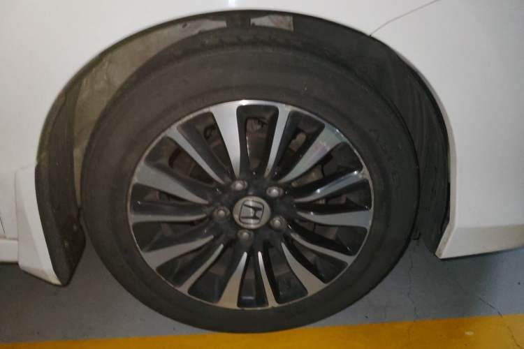 Used Honda Crider 2013 1.8L automatic luxury edition Right Front Wheel Hub