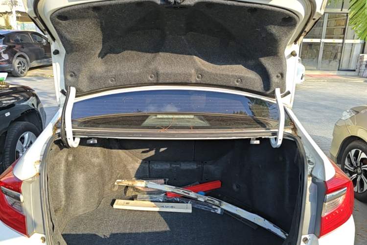 Used Honda Crider 2013 1.8L automatic luxury edition Trunk
