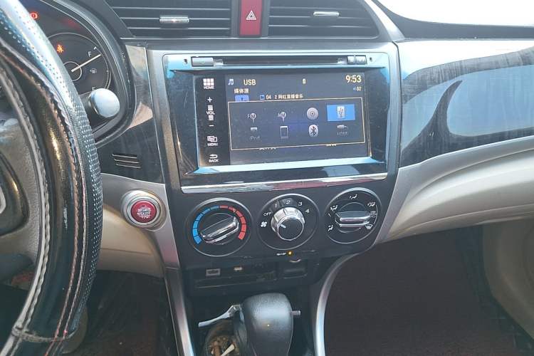 Used Honda Crider 2015 1.8L automatic luxury edition Audio And AC Panel