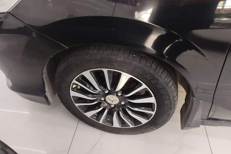 Used Honda Crider 2015 1.8L automatic luxury edition Left Front Wheel Hub