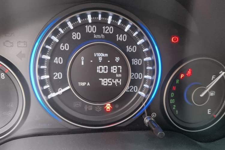 Used Honda Crider 2015 1.8L automatic luxury edition Odometer Close Up