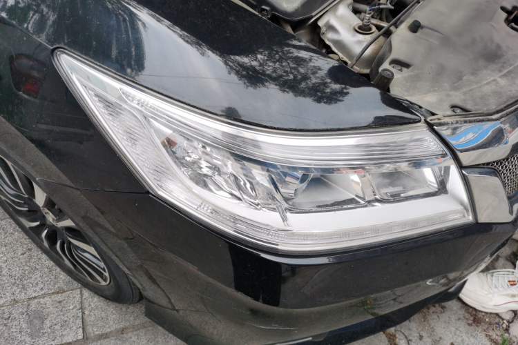Used Honda Crider 2015 1.8L Automatic Ultra-Configured Limited Edition Right Front Headlight