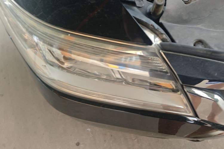 Used Honda Crider 2015 1.8L Automatic Ultra-Configured Limited Edition Right Front Headlight