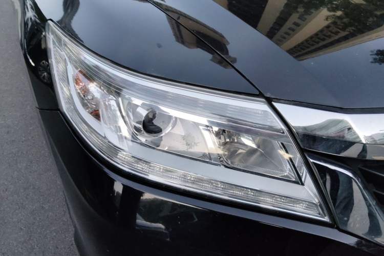 Used Honda Crider 2015 1.8L Automatic Ultra-Configured Limited Edition Right Front Headlight