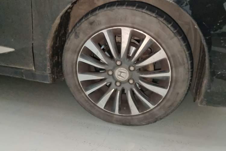 Used Honda Crider 2015 1.8L automatic comfort version Right Front Wheel Hub