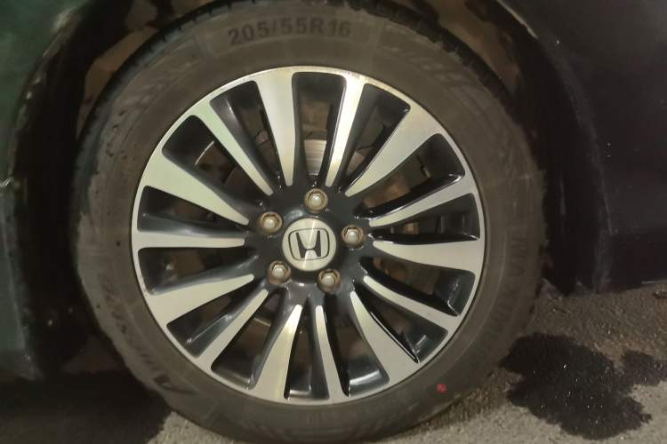 Used Honda Crider 2015 1.8L automatic luxury edition Right Front Wheel Hub