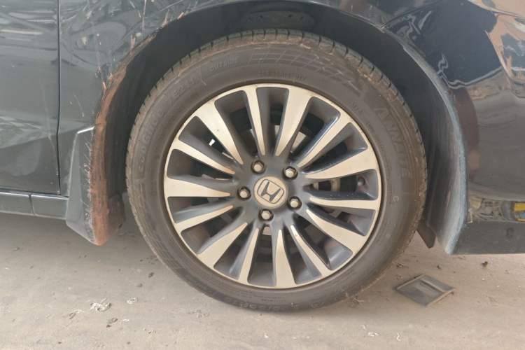 Used Honda Crider 2015 1.8L Automatic Ultra-Configured Limited Edition Right Front Wheel Hub