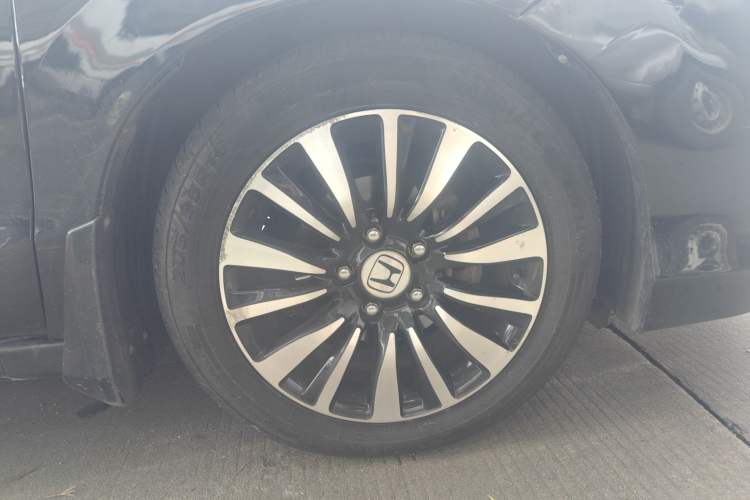 Used Honda Crider 2015 1.8L Automatic Ultra-Configured Limited Edition Right Front Wheel Hub