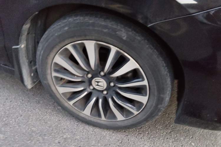 Used Honda Crider 2015 1.8L Automatic Ultra-Configured Limited Edition Right Front Wheel Hub
