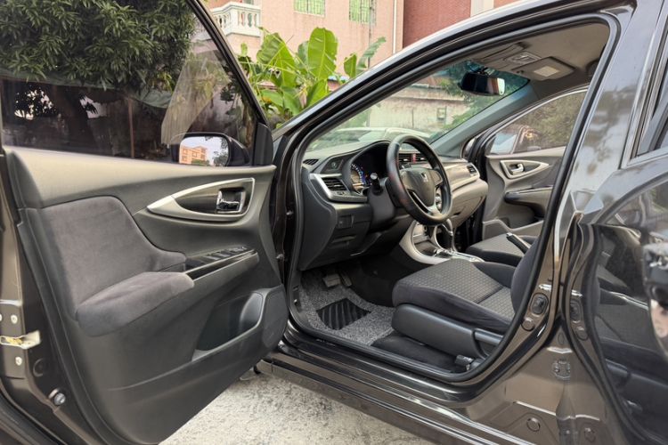 Used Honda Crider 2015 1.8L automatic comfort version Interior 1