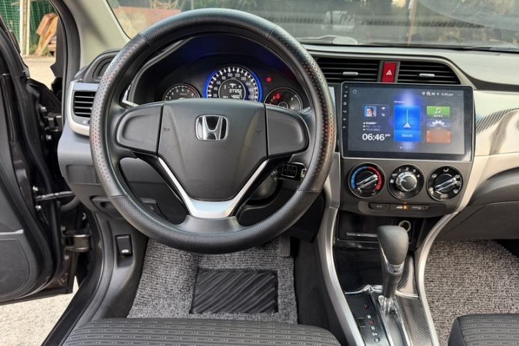 Used Honda Crider 2015 1.8L automatic comfort version Interior 4