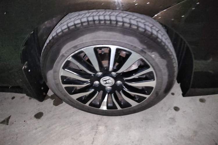 Used Honda Crider 2015 1.8L automatic comfort version Right Front Wheel Hub
