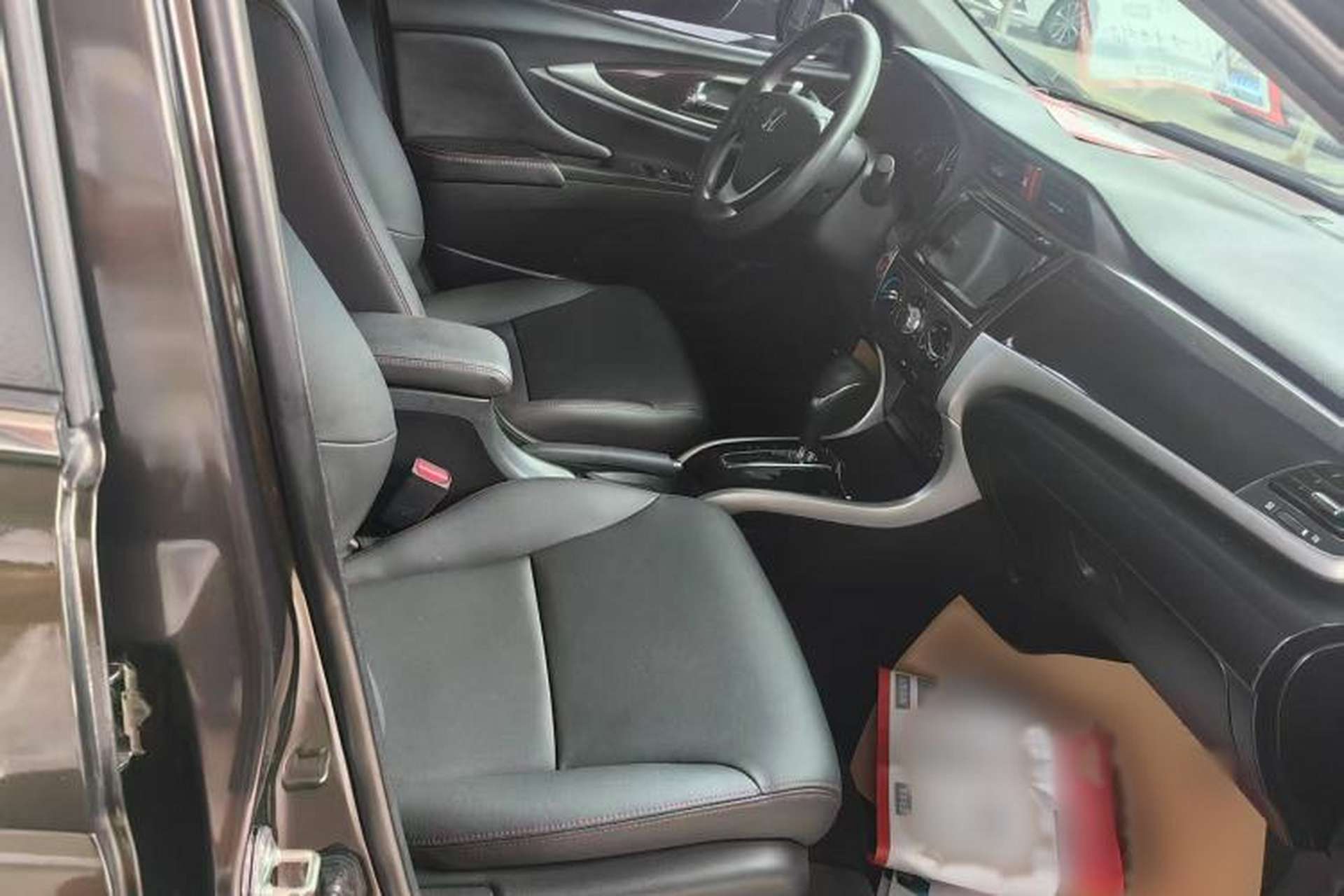 Used Honda Crider 2015 1.8L automatic luxury edition Interior 4