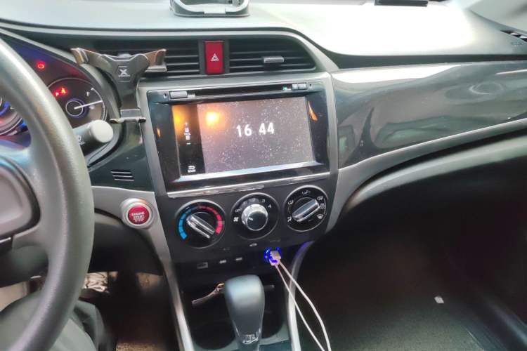 Used Honda Crider 2015 1.8L automatic luxury edition Audio And AC Panel