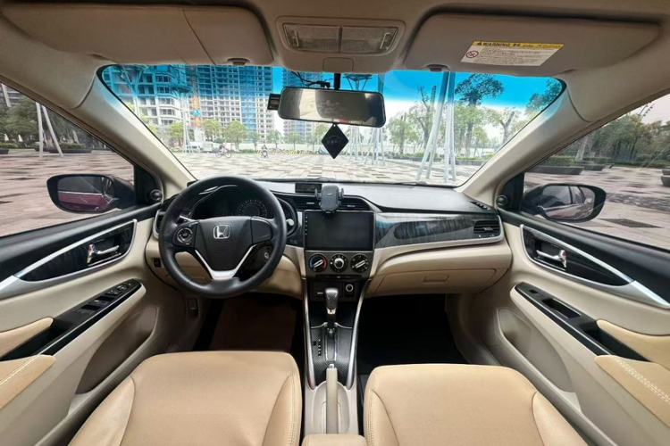 Used Honda Crider 2015 1.8L automatic comfort version Interior 1