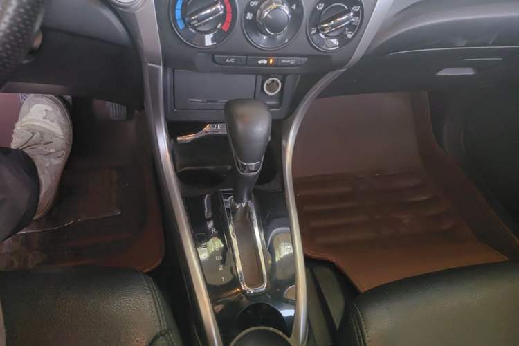 Used Honda Crider 2015 1.8L Automatic Ultra-Configured Limited Edition Gear Lever