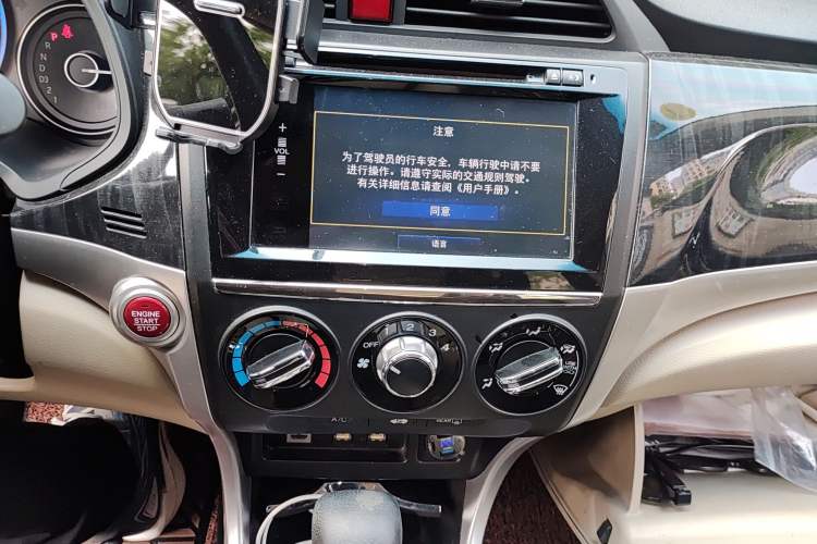 Used Honda Crider 2015 1.8L automatic luxury edition Audio And AC Panel
