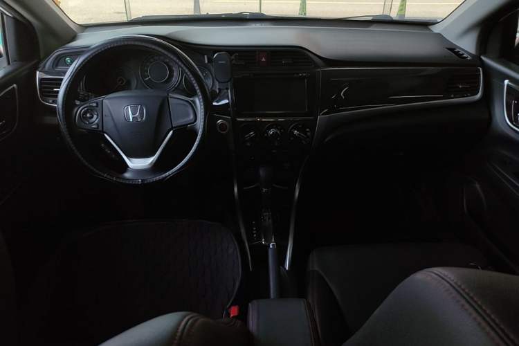 Used Honda Crider 2015 1.8L automatic luxury edition Center Console
