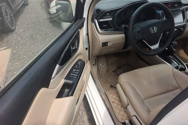 Used Honda Crider 2015 1.8L automatic luxury edition Driver Seat