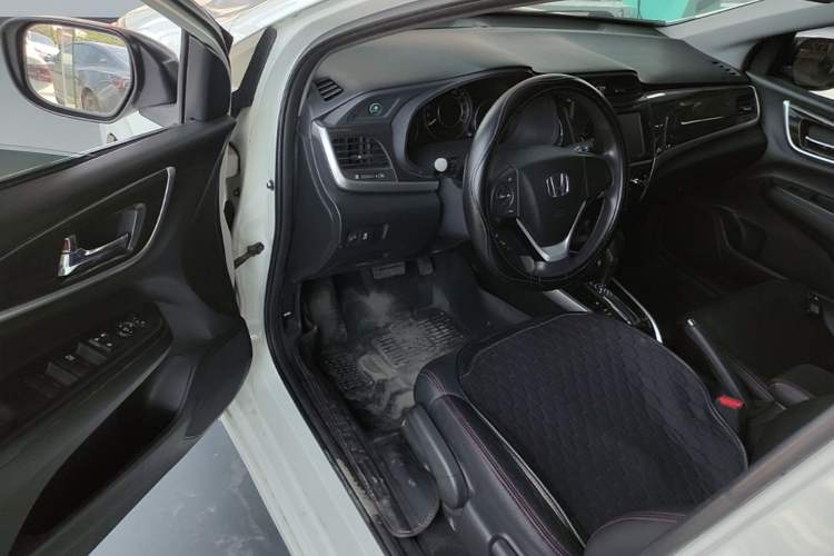 Used Honda Crider 2015 1.8L automatic luxury edition Driver Seat