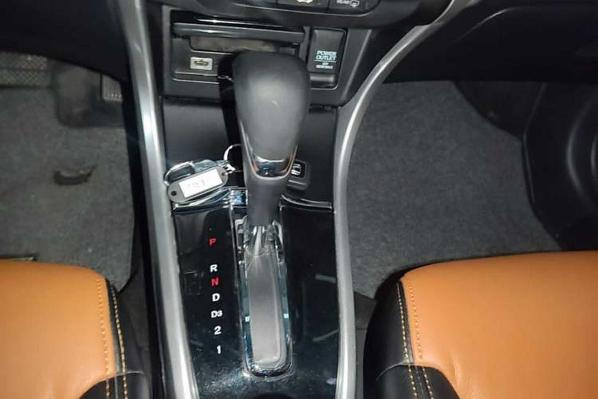Used Honda Crider 2015 1.8L automatic luxury edition Gear Lever
