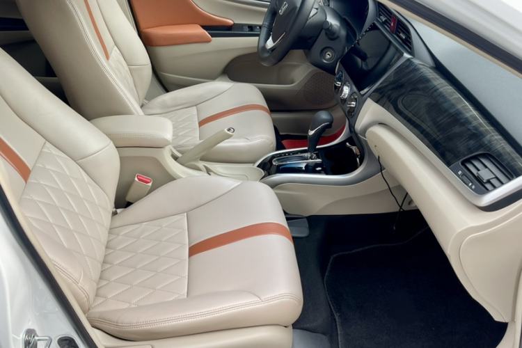 Used Honda Crider 2015 1.8L automatic comfort version Interior 7