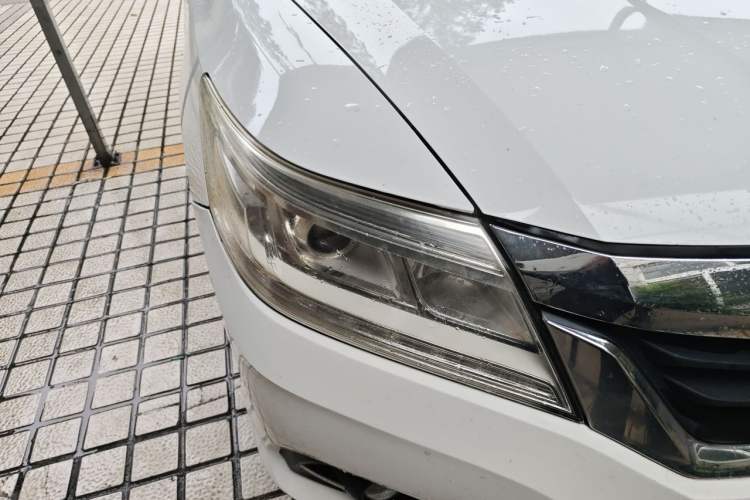 Used Honda Crider 2015 1.8L Automatic Ultra-Configured Limited Edition Right Front Headlight