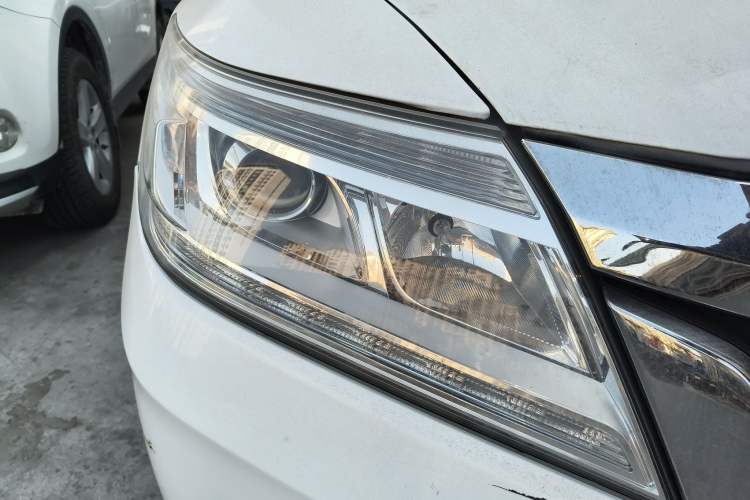 Used Honda Crider 2015 1.8L Automatic Ultra-Configured Limited Edition Right Front Headlight