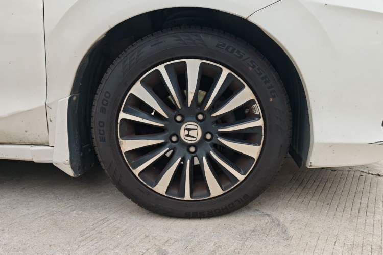 Used Honda Crider 2015 1.8L automatic luxury edition Right Front Wheel Hub