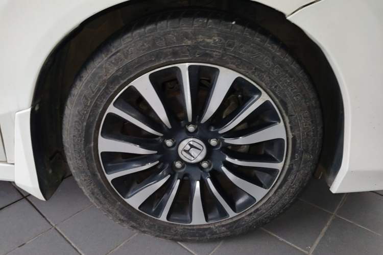 Used Honda Crider 2015 1.8L automatic comfort version Right Front Wheel Hub