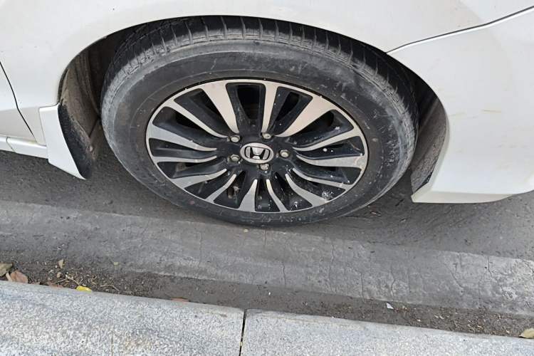Used Honda Crider 2015 1.8L automatic luxury edition Right Front Wheel Hub