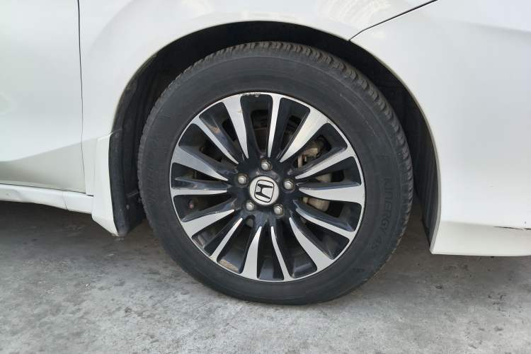 Used Honda Crider 2015 1.8L Automatic Ultra-Configured Limited Edition Right Front Wheel Hub