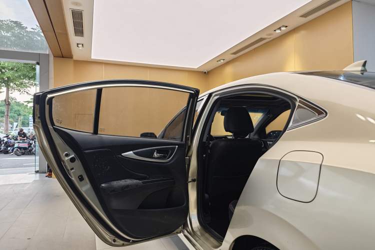 Used Honda Crider 2016 1.8L CVT Luxury Edition Interior 5