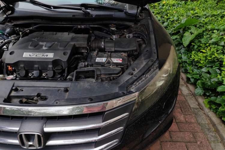 Used Honda Crosstour 2011 3.5L Flagship Edition Engine Bay Left