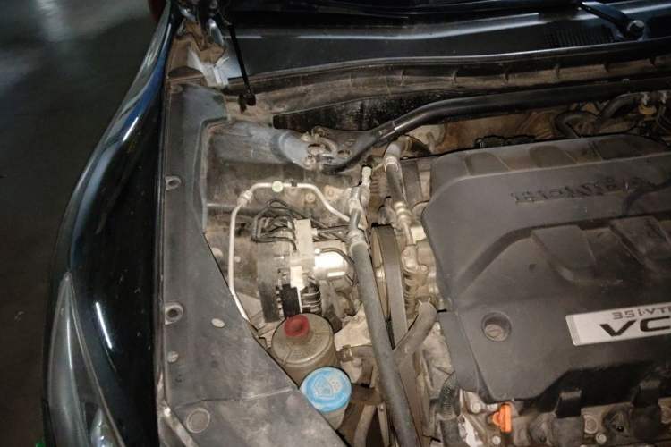 Used Honda Crosstour 2011 3.5L Flagship Edition Engine Bay Right