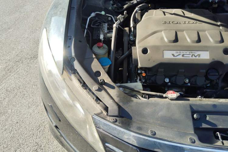 Used Honda Crosstour 2011 3.5L Flagship Edition Engine Bay Right