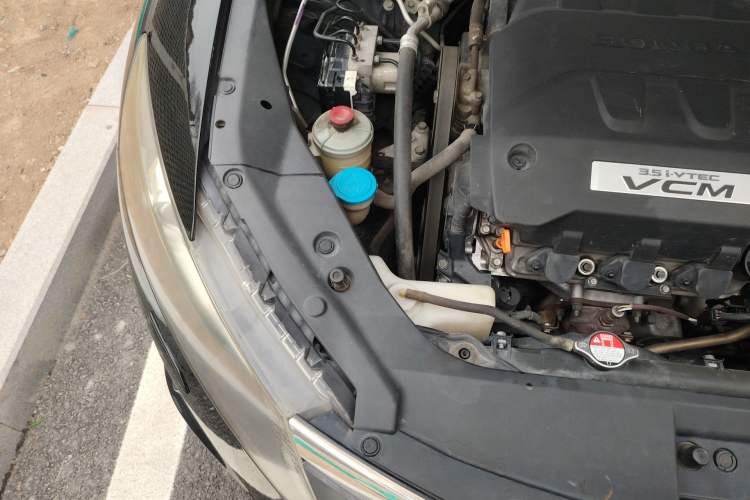 Used Honda Crosstour 2011 3.5L Flagship Edition Engine Bay Right
