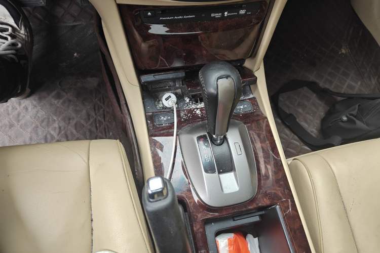 Used Honda Crosstour 2011 3.5L Flagship Edition Gear Lever