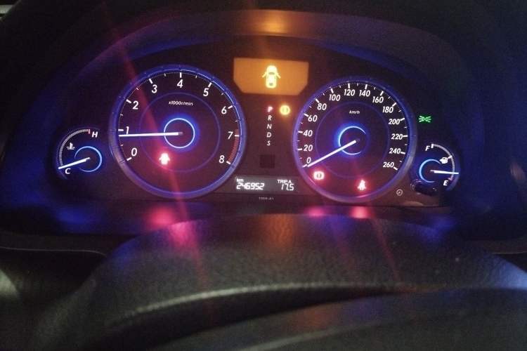 Used Honda Crosstour 2011 3.5L Prestige Edition Odometer Close Up