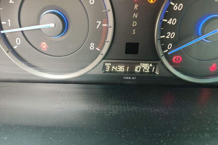 Used Honda Crosstour 2011 3.5L Prestige Edition Odometer Close Up