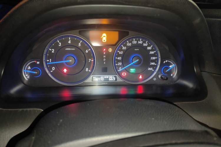 Used Honda Crosstour 2011 3.5L Prestige Edition Odometer Close Up