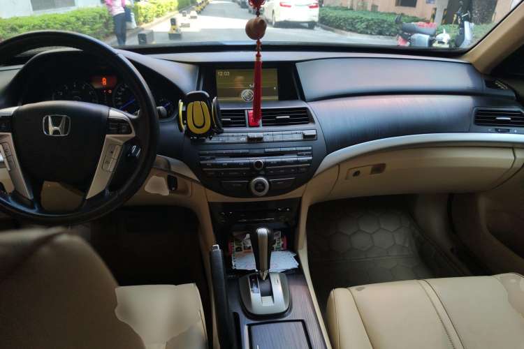 Used Honda Crosstour 2012 2.4L Luxury Edition Center Console