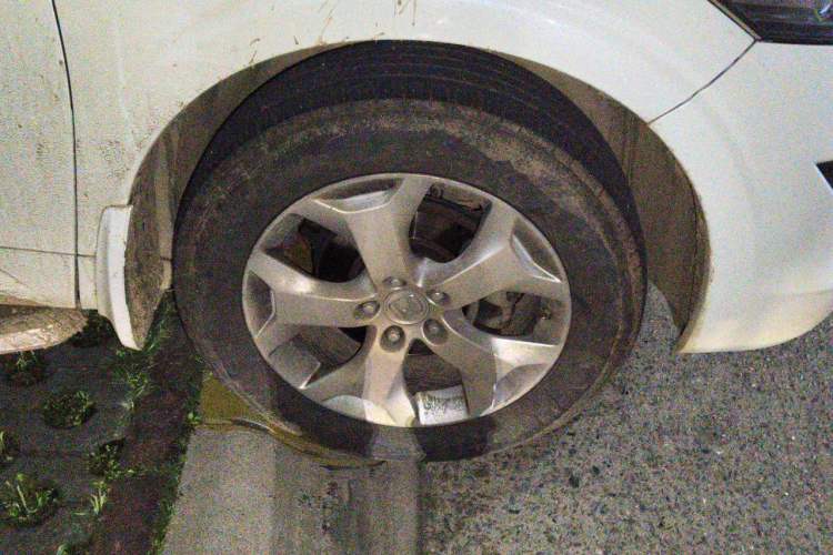 Used Honda Crosstour 2012 2.4L Luxury Edition Right Front Wheel Hub