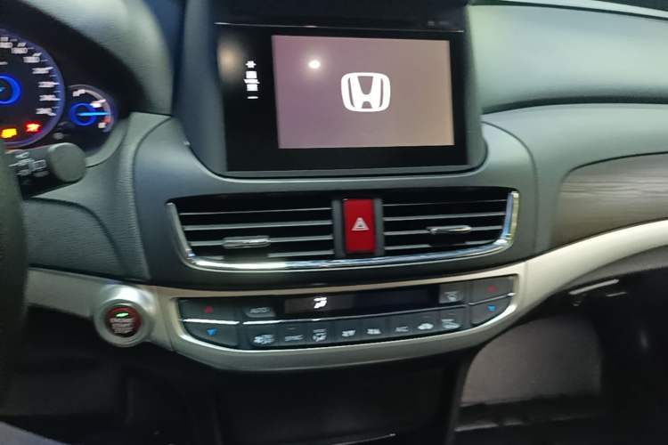 Used Honda Crosstour 2014 2.4L Luxury Edition Audio And AC Panel