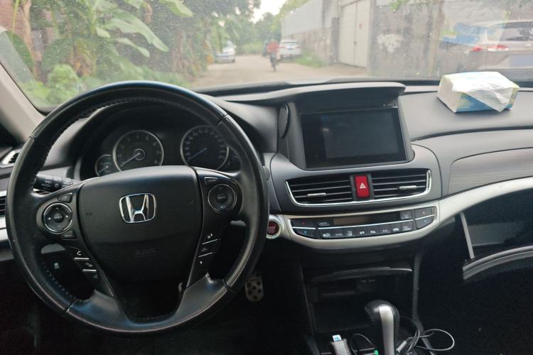 Used Honda Crosstour 2014 2.4L Luxury Edition Center Console