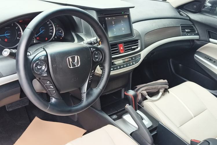 Used Honda Crosstour 2014 2.4L Luxury Edition Center Console