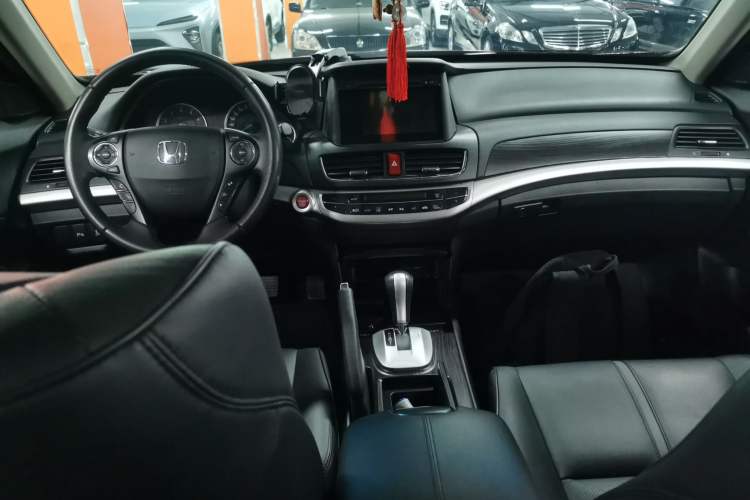 Used Honda Crosstour 2014 2.4L Luxury Edition Center Console