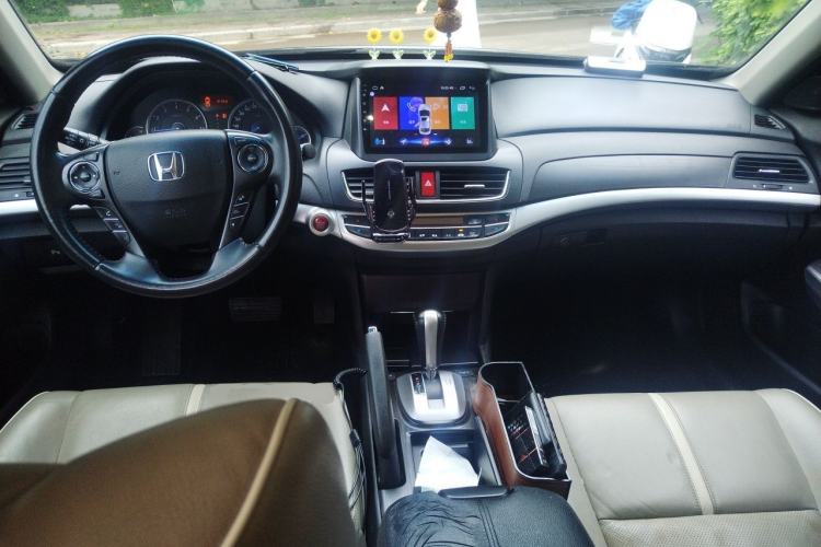 Used Honda Crosstour 2014 2.4L Luxury Edition Center Console