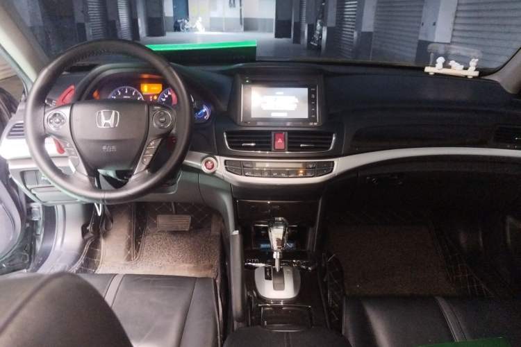 Used Honda Crosstour 2014 3.0L AWD Prestige Navigation Edition Center Console