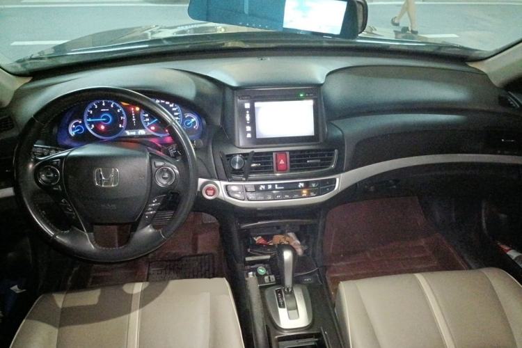 Used Honda Crosstour 2014 2.4L Luxury Edition Center Console